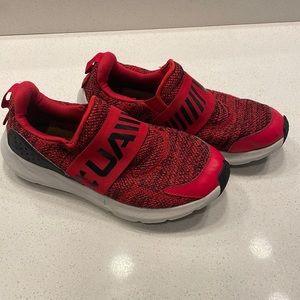 Boys slip on athletic Under Armour tennis shoes size 5Y